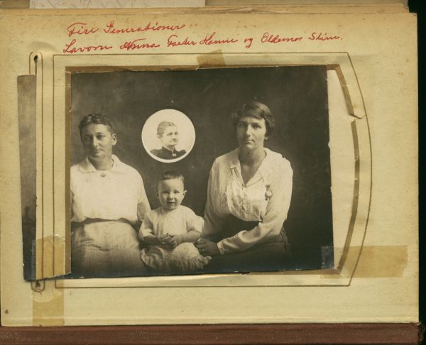 Fysisk album side 16
Fra venstre Hanne Kirstine (Karls søster), Lavern (Annas søn), Anna.
I baggrunden et billede af Hanne Kirstines mor, Johanne Kirstine
