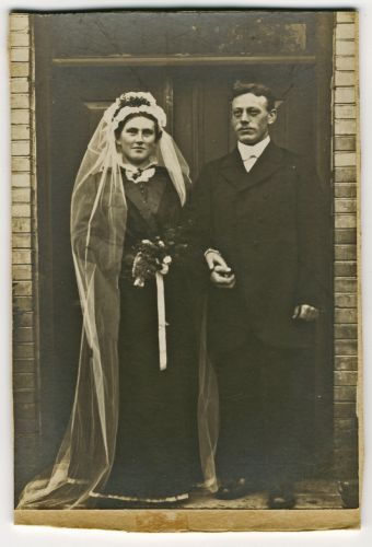 1917 Emma og Karl på bryllupsdagen 2. november
Emma og Karl står i døren til Emmas forældres hus i Bovense
Nøgleord: emma_andersen;karl_rasmussen;Bovense