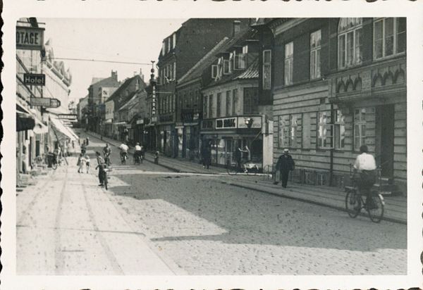 1941 - Cykelferie i Jylland
Billedtekst: "Ferien 1941, gade i Vejle" (det er Søndergade)
