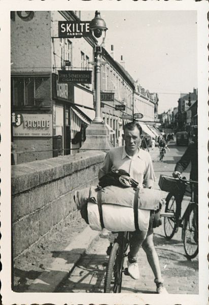 1941 - Cykelferie i Jylland
Billedtekst: "Fra Vejle, ferien 1941" (det er Søndergade)
Nøgleord: leo_rasmussen