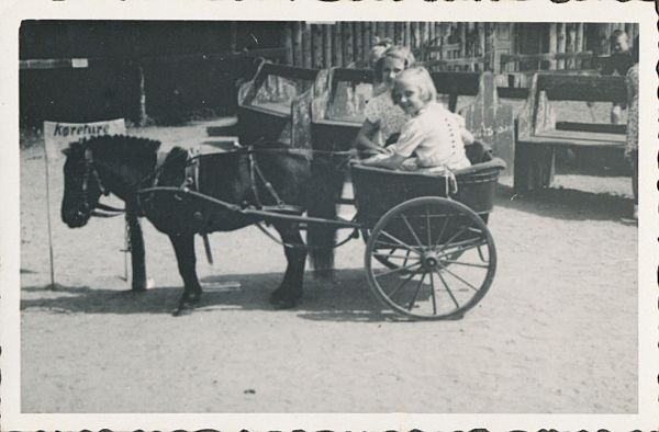 1941 - Cykelferie i Jylland
Billedtekst: "Ferien 1941" (Må være Århus Zoologisk Have)
