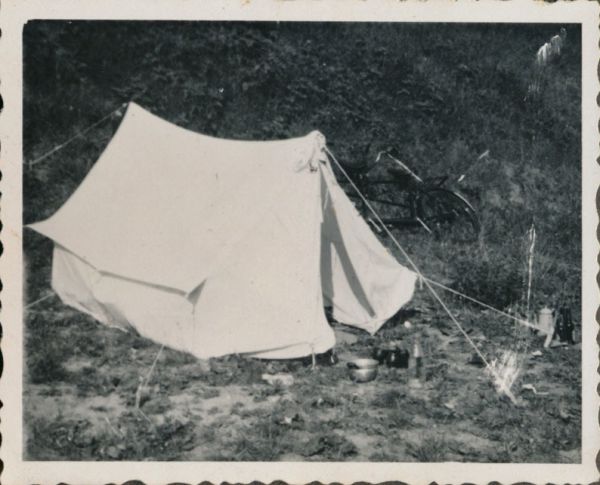 1941 - Cykelferie i Jylland
Billedtekst: "Lejr ved Aarhus, ferien 1941"
