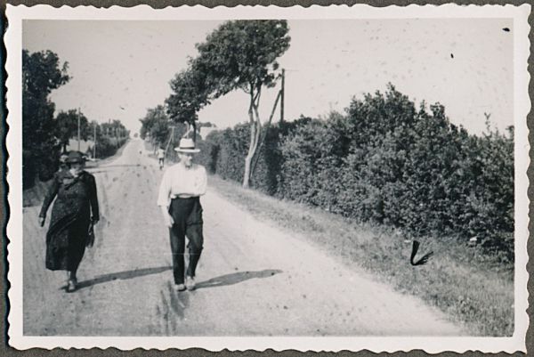 1941 Trunderup - "Jette" Henriette Christoffersen og Karl
Billedtekst: "Far og hans kusine 1941" De er på vej mod Kværndrup
Nøgleord: karl_rasmussen;henriette_christoffersen