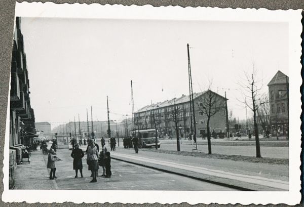 1942 Lyngbyvej 158, København
Billedtekst: "København 1942" (Ved Torvald og Sigrids lejlighed)
