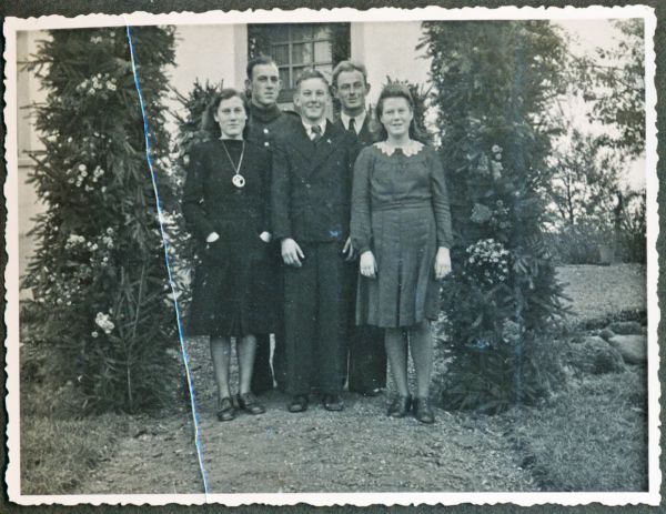 1942-11-02 Karl og Emmas sølvbryllup i Trunderup
Karl og Emmas børn
Nøgleord: viola_rasmussen;verner_rasmussen;leo_rasmussen;helmot_rasmussen;margret_rasmussen