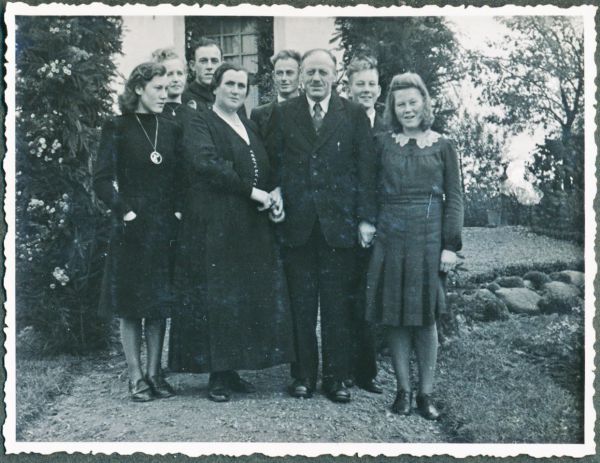 1942-11-02 Karl og Emmas sølvbryllup i Trunderup
Nøgleord: viola_rasmussen;verner_rasmussen;leo_rasmussen;helmot_rasmussen;margret_rasmussen;emma_andersen;karl_rasmussen;magna_kristensen