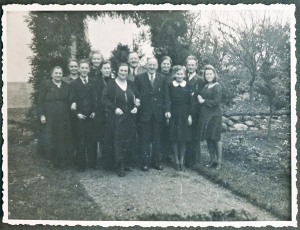 1942-11-02 Karl og Emmas sølvbryllup i Trunderup
Nøgleord: viola_rasmussen;verner_rasmussen;leo_rasmussen;helmot_rasmussen;margret_rasmussen;emma_andersen;karl_rasmussen;magna_kristensen;henriette_christoffersen;sofie_rasmussen;peter_buch