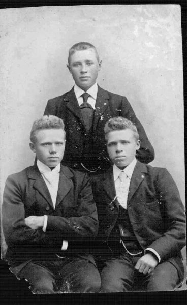 1905? Karl Martinus Laursen
Karl sidder forrest til højre. Foto fået af Bitten Laursen, gift med Svend Aage Laursen.

Nøgleord: karl_laursen