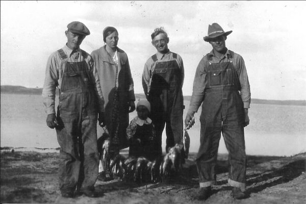 1931? Christian Martin Pedersen, Thyra Brandt, Chris og hans datter Dorotha
Chris "Chrissy" Pedersen er Christian Martins søn. 
Til venstre Don Lund vistnok en slægtning. 
Nøgleord: christian_martin_pedersen;thyra_brandt;chris_"chrissy"_pedersen;dorotha_pedersen;USA