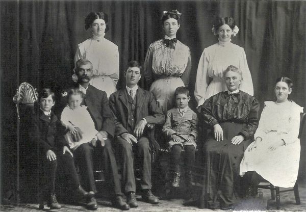 1910 Arza Elbra Clabaugh and Eleonor Jane Drain and children
Nøgleord: mary_clabaugh;clara_clabaugh;ada_clabaugh;harry_clabaugh;arza_elbra_clabaugh;ira_clabaugh;arza_elbra_ jr._clabaugh;eleonor_jane_drain;eleonor_clabaugh