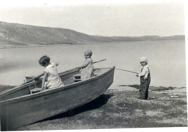 1934 ? Darlene, Dorothy and George
Darlene og George er Thyras børn
Dorothy er en slægtning til Christian Pedersen
[url=http://lrweb.dk/foto/displayimage.php?album=2&pid=252#top_display_media](Andet billede taget samme dag)[/url]
Nøgleord: darlene_brandt_pedersen;george_washinton_pedersen;USA