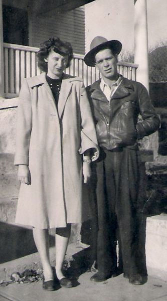 1945? Darlene May Brandt_Pedersen og Rollie Douglas Stoner
Carol Stoner: Efter 1944 hvor Rollie kom hjem Filippinerne
Nøgleord: darlene_brandt_pedersen;rollie_douglas_stoner;USA