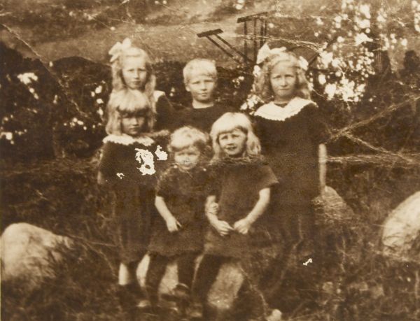 1923? Jakob og Agnes børn.
(se næste billede)
Nøgleord: dagny_kristensen;rosa_kristensen;magna_kristensen;olga_kristensen;hagbart_kristensen;ebba_kristensen