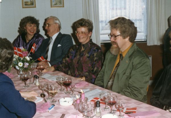 1990
Fra venstre Bente (Leifs kone), Arne (bror til Jens Bertelsen), Signe (Ebbas datter) og Frede (Rosas søn)
Nøgleord: bente;signe_bertelsen;frede_ejlersen