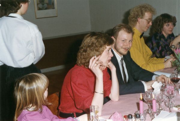 1990
Fra venstre Sara (Kristians datter), Inger (Kristians kone), Per (Connis mand)
Nøgleord: sara_bertelsen;inger_hansen;per_baun