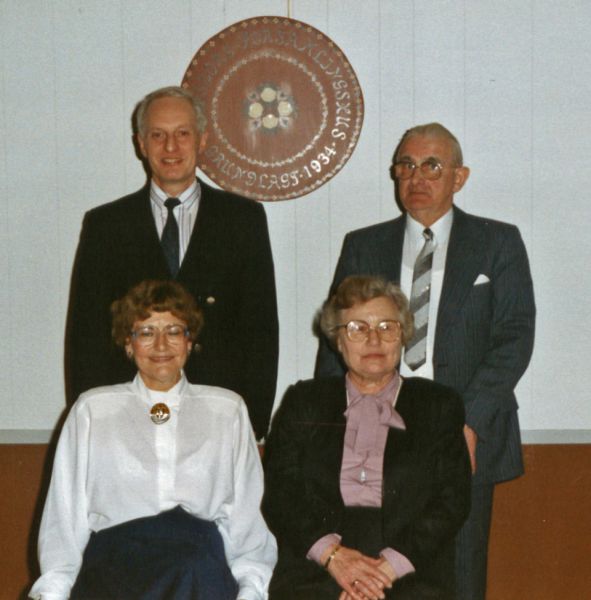 1990 Jens Bertelsens broder Arne med familie
Bagerst til venstre Frands (Arne Bertelsens svigersøn), Arne Bertelsen.
Forrest fra venstre Lis (Arne Bertelsens datter) og Anne (Arne Bertelsens kone)
