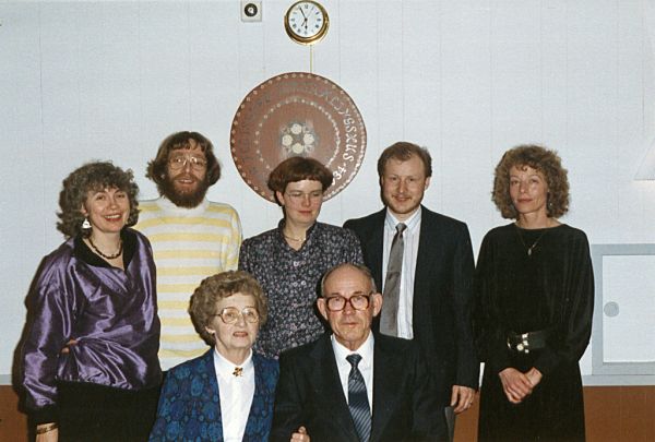 1990 Magna med familie
Forrest Magna og Leo
Deres børn bagerst fra venstre nr. 2, 3 og 5: Leif, Conni og Inge-Lise.
nr. 1 Leifs kone Bente, nr. 4 Connis mand Per
Nøgleord: magna_kristensen;leo_rasmussen;leif_rasmussen;conni_rasmussen;inge-lise_rasmussen;bente;per_baun