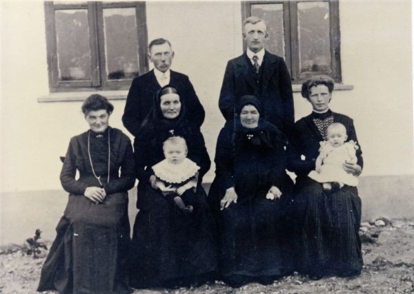 1914? Jakobine Kristensen med børn, svigerbørn og børnebørn
Niels er Andreas' mand og Niels' mor Kirstine sidder med deres søn Michael.   
  
Nøgleord: niels_nielsen;jakob_kristensen;andrea_andersen;kirstine_nielsen;jakobine_kristensen;agnes_laursen;olga_kristensen