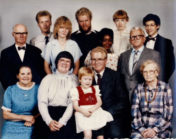 1985? Flemming Nørgaard Nielsen og Bodils familie
Flemming og Bodil forrest i midten. I højre side Flemmings forældre Olga og Kresten
Nøgleord: flemming_nielsen;bodil_(flemmings);olga_kristensen;kresten_n_nielsen