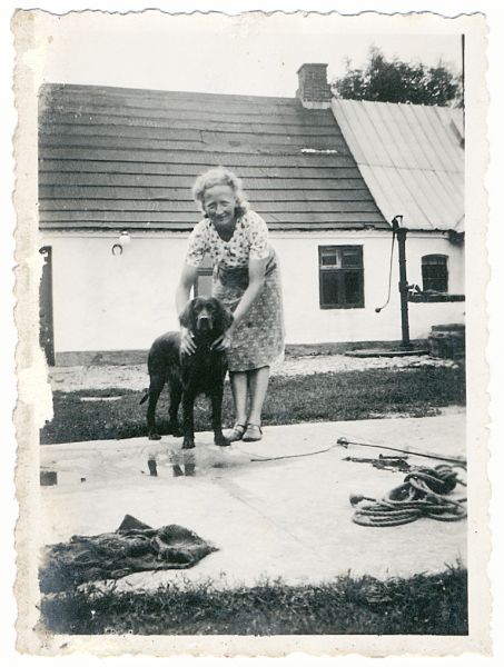 1938-09-12 Ebba Bertelsen i Krogstrup 
Tekst på bagside: Dagen før fars og mors sølvbryllup. En tilløbende hund, som vi drillede mor med at vi havde købt i sølvbryllupsgave til hende.
Nøgleord: ebba_kristensen