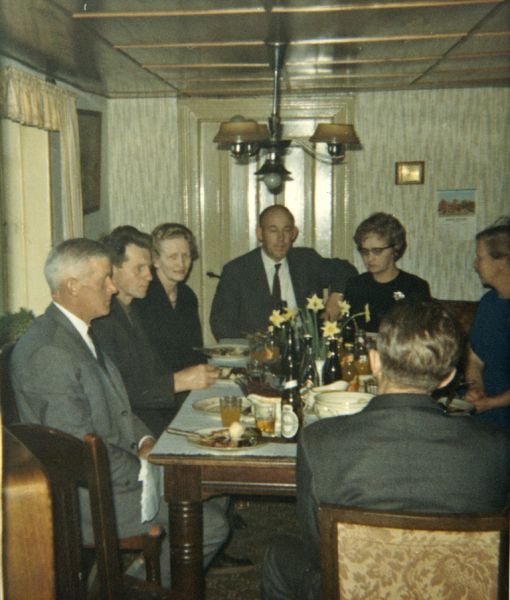 1966 Jeg tror det er en søskende sammenkomst efter Jakob Kristensens død
Fra venstre: Jens Bertelsen, Anton Poulsen og Dagny, Leo og Magna Rasmussen, Olga. Kresten sidder med ryggen til. Ebba er nok fotografen.
Nøgleord: jens_bertelsen;anton_poulsen;dagny_kristensen;leo_rasmussen;magna_kristensen;olga_kristensen;kresten_n_nielsen