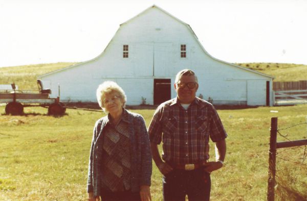 1985? Thyra Brandt og sÃ¸nnen George Washington Pedersen
Billedet er taget i 1980erne på hans farm i Brownlee
Nøgleord: george_washinton_pedersen;thyra_brandt;USA