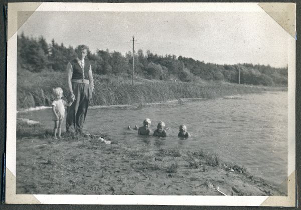 1952? Jens Bertelsen med børnene ved Sjørup Sø
fra venstre: Kristian, Jens, Signe, Kren og Aage
Nøgleord: kristian_bertelsen;jens_bertelsen;signe_bertelsen;kren_bertelsen;aage_bertelsen