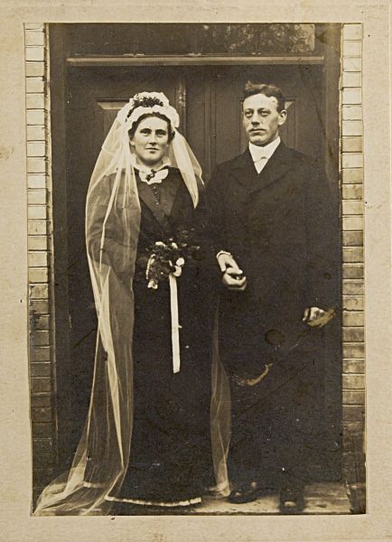 1917 Karl og Emma i bryllupstøjet foran Emmas forældres hus i Bovense, 2 november
2. november 1917
Nøgleord: Bovense