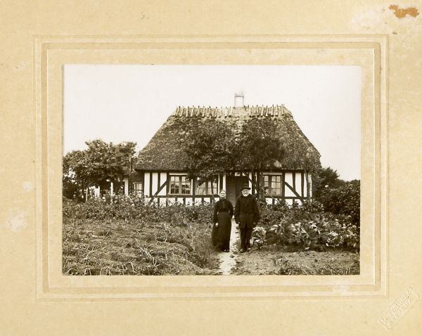 1910? Karls forældre Niels og Johanne Kirstine Petrine (kaldet Stine tømrers)
De står foran Karls barndomshjem på Råstrupvej ved Gislev. Huset findes ikke mere.
Nøgleord: Råstrupvej, Gislev;niels_rasmussen;johanne_pedersen