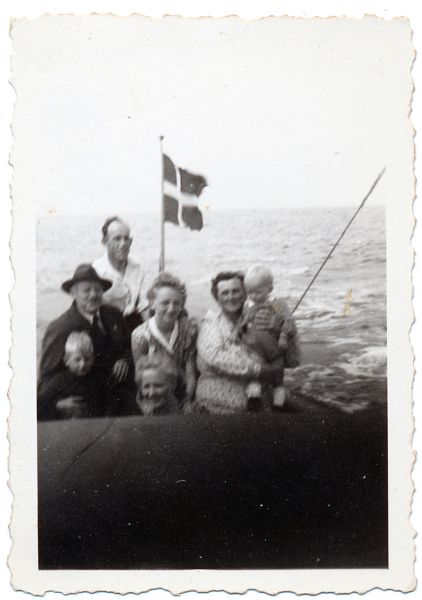 1947 På vej til Torø
Fra venstre Karl bagved Per, Leo, i midten Magna foran Karen, og Emma med Leif.
Nøgleord: karl_rasmussen;per_hansen;leo_rasmussen;magna_kristensen;karen_christiansen;emma_andersen;leif_rasmussen