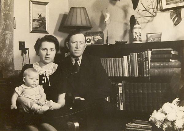 1945? Emmas bror Thorvald, hans kone Sigrid og datteren Bodil Margrete
Nøgleord: thorvald_andersen;sigrid_kristiansen;bodil_andersen