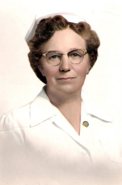 1935? Thyra Elizabeth Brandt
I sygeplejeske uniform
Nøgleord: thyra_brandt;USA