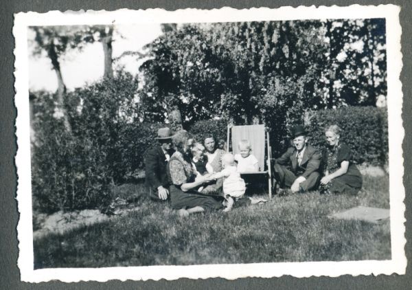 1941? Måske haven i Krogstrup
fra venstre Jakob, Olga?, Agnes, yderst til højre, måske Anton og Dagny.
Børnene kunne være: Olgas: Flemming og Sonja; Dagnys Aase, og Dagny gravid med Margit.  
Nøgleord: jakob_kristensen;agnes_laursen;olga_kristensen;anton_poulsen;dagny_kristensen;sonja_n_nielsen;aase_poulsen;flemming_nielsen